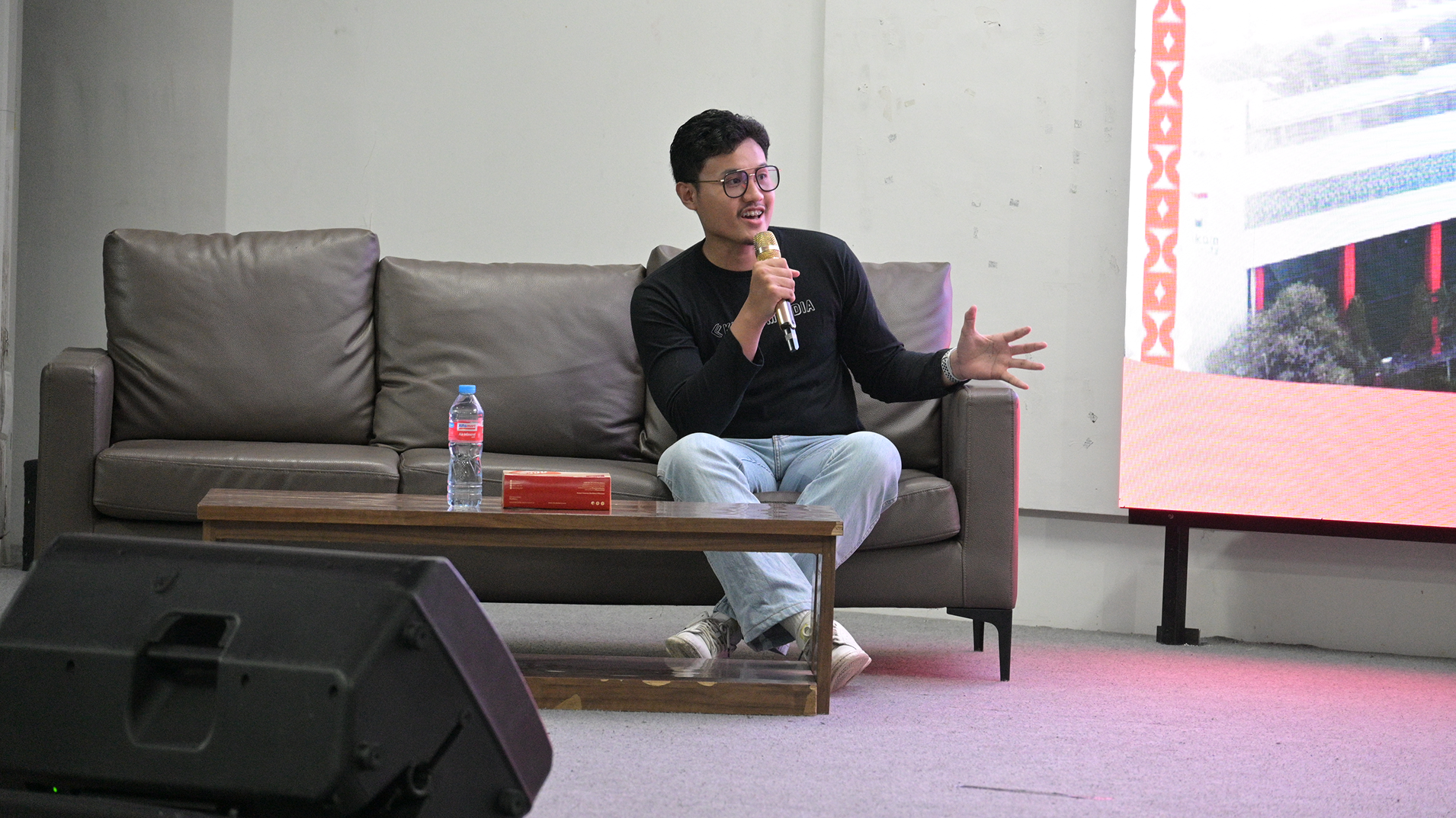 Sharing stories, not just startups